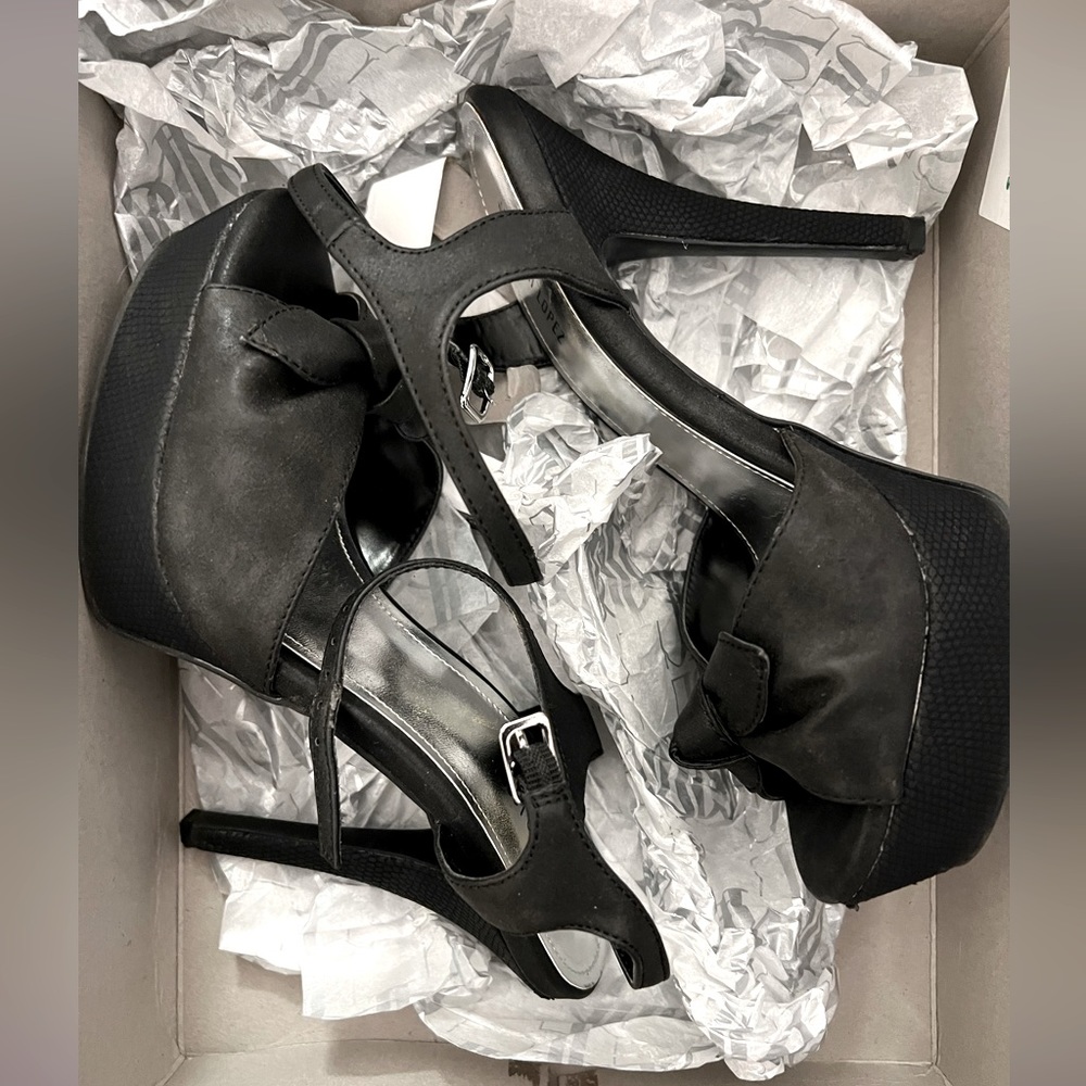 Jennifer Lopez black 5 inch stiletto. Size 7.